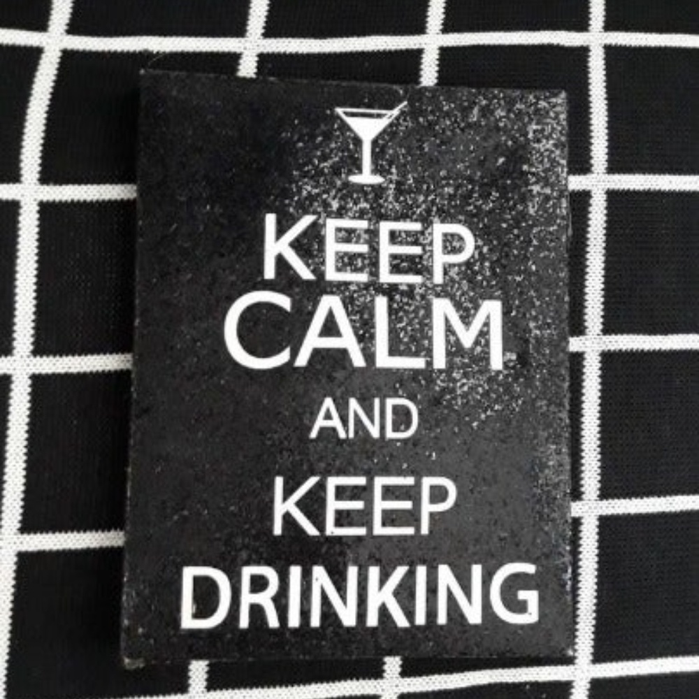 KEEP CALM AND KEEP DRINKING ACCENT DECOR